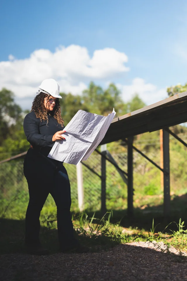 Engenheira da Harpia analisando o projeto em campo